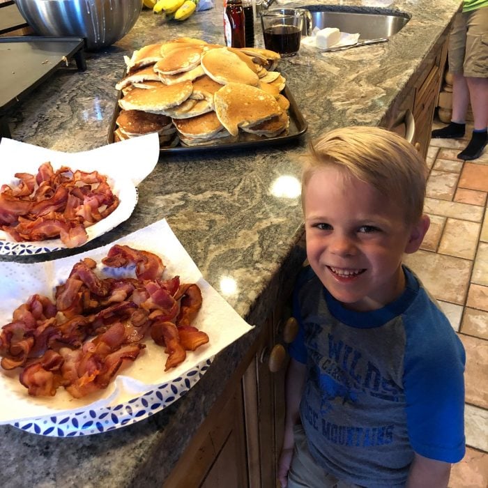 easy recipes for large groups: pancakes and bacon for breakfast