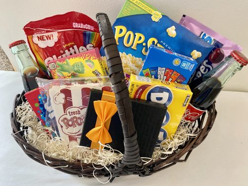 Homemade Movie Night Gift Basket Ideas + Free Printable Gift Tags ...
