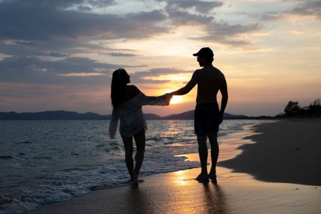free date ideas: couple on the beach