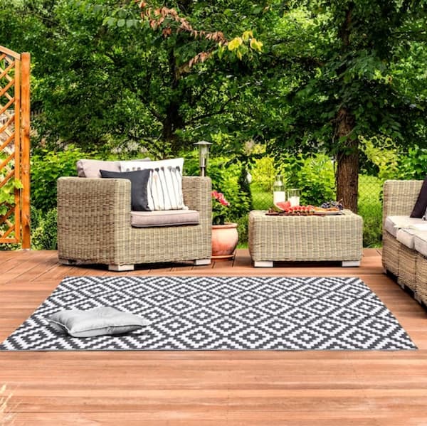 Nuu Garden 5 X 7 (ft) Gray and White Outdoor Geometric Area Rug