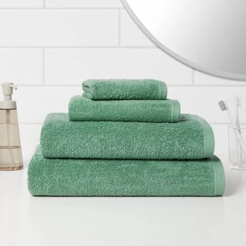 TWO Room Essentials Everyday Bath Towel for only $5.25 at Target, plus more!