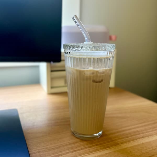 Better Homes & Gardens Glass 21oz Tumbler Ribbed with Glass Lid and Straw