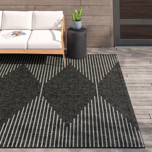 Wade Logan Abdulazeez Irielle Geometric Indoor/Outdoor Area Rug deal