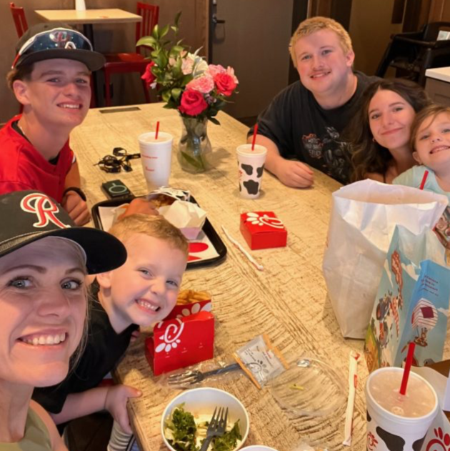 Save Money Eating Out: 10 Family Meal Hacks at Popular Restaurants