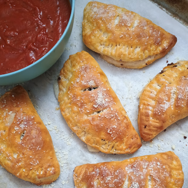 Quick & Easy Mini Calzones ( Family Dinner Idea) Quick & Easy Mini Calzones ( Family Dinner Idea)