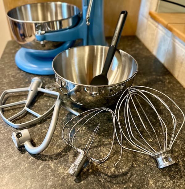 KitchenAid 5.5 qt Bowl Lift Stand Mixer with accesories